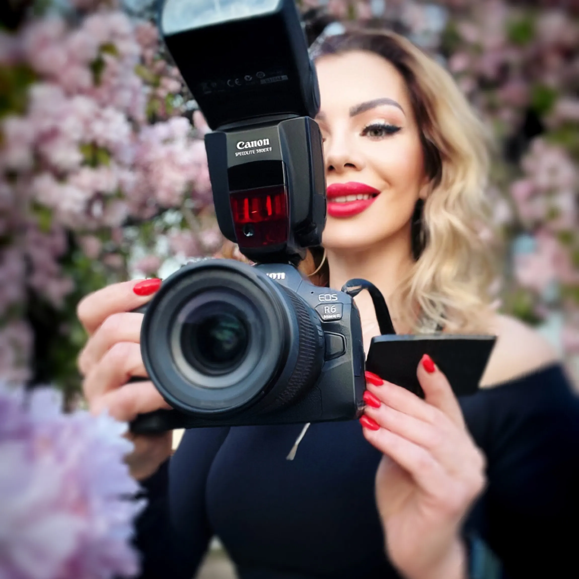 Lili, portrét fotografky v prírode medzi farebnými stromami.