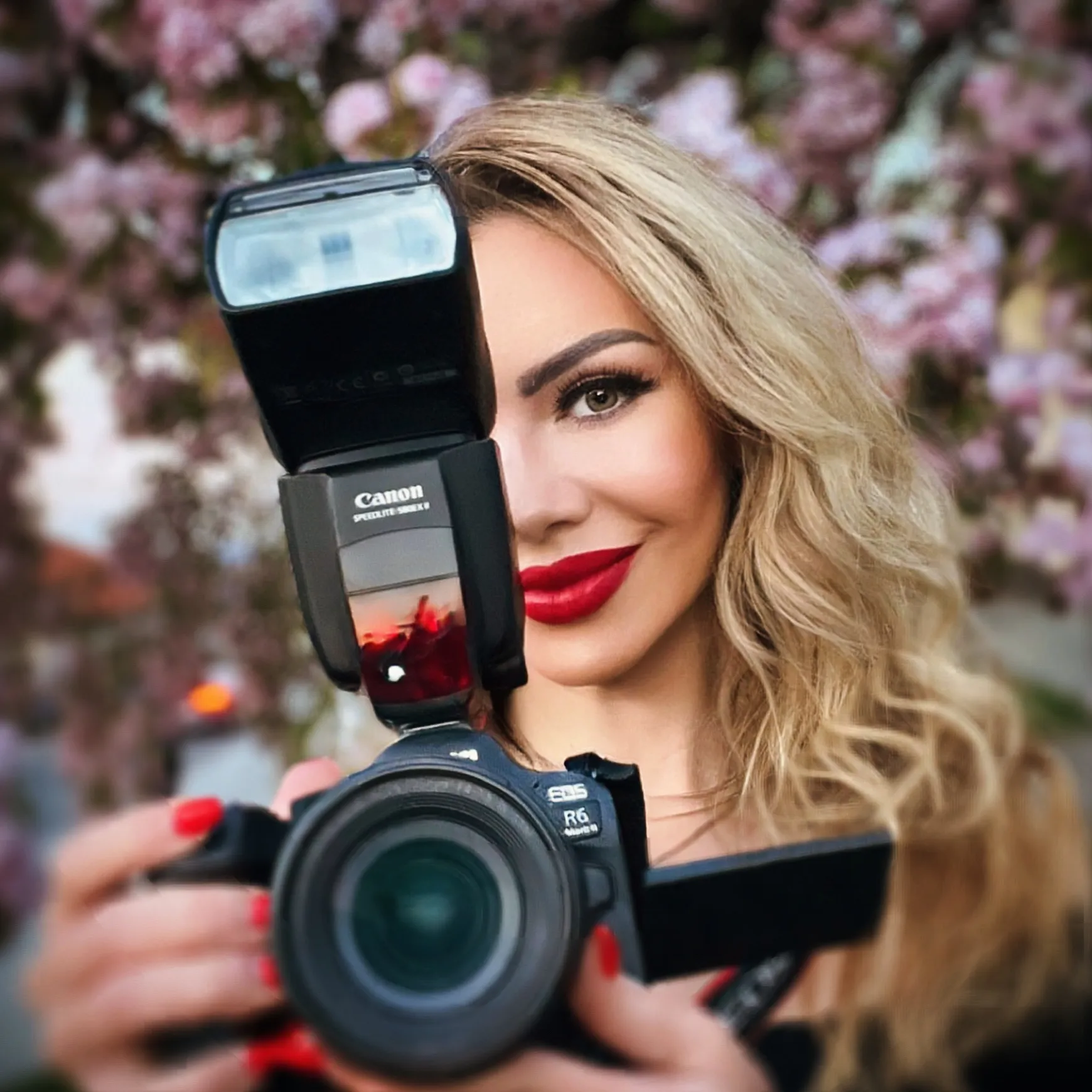 Lili, portrét fotografky s fotoaparátom značky Canon EOS 6R Mark II.