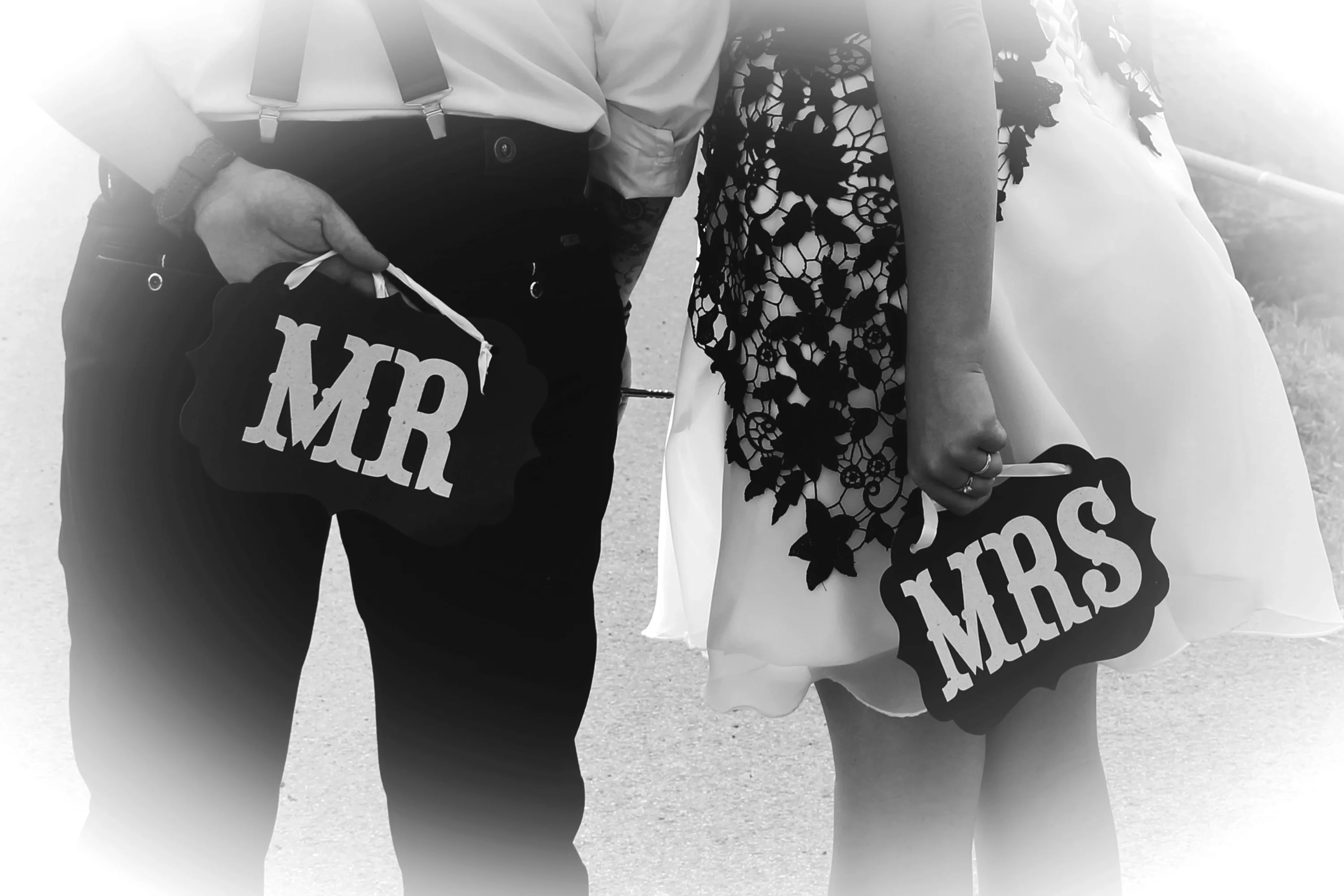 Novomanželia držia tabuľky s nápisom Mr a Mrs.